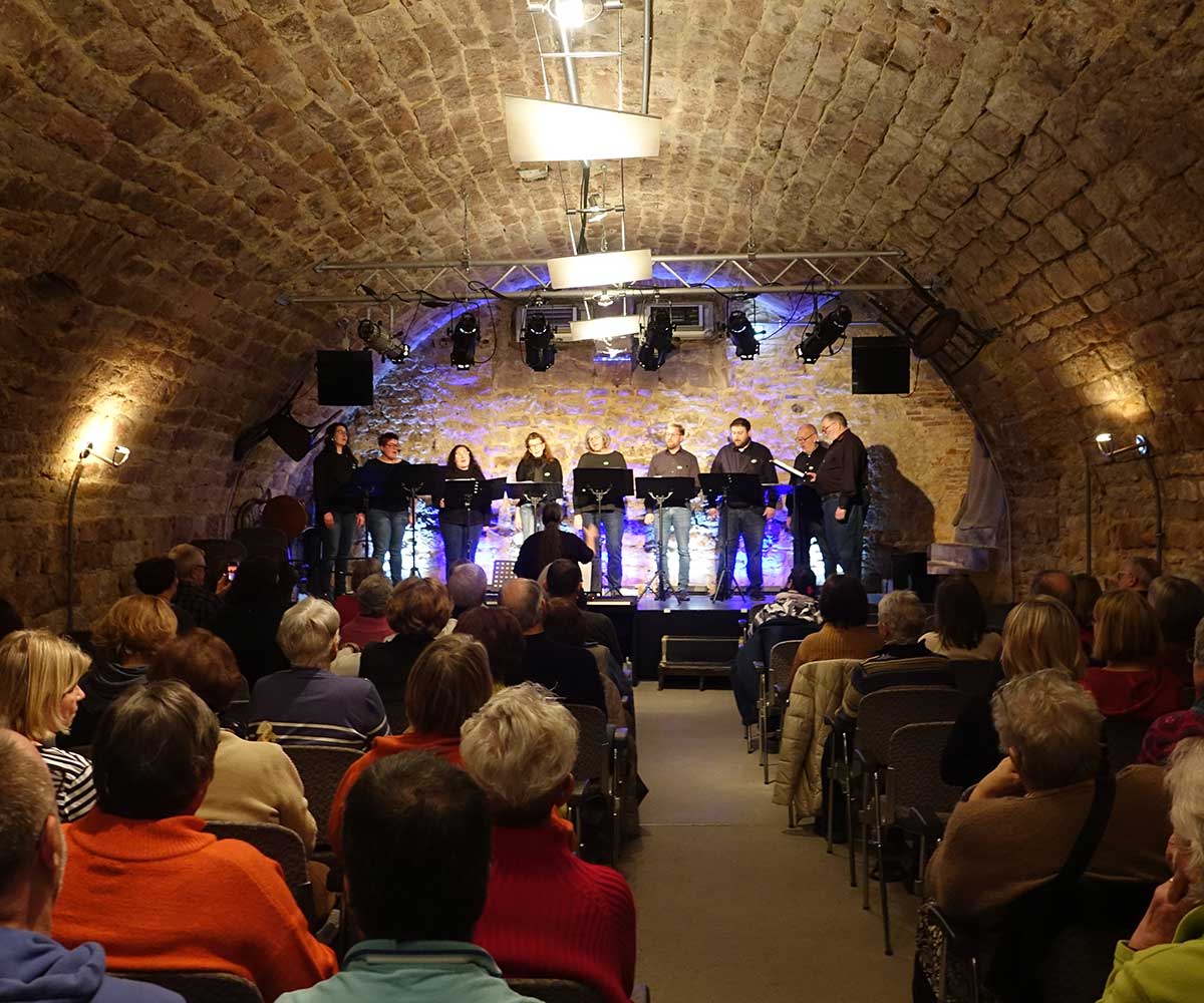 Gemeinsames Singen im Schüttekeller, Foto Stefan Schneider